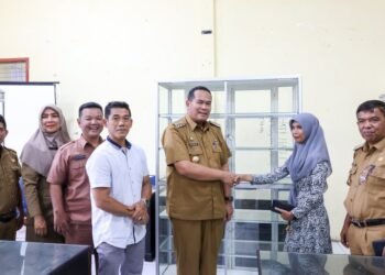 Pemko Pariaman Salurkan Bantuan Etalase untuk 51 UMKM