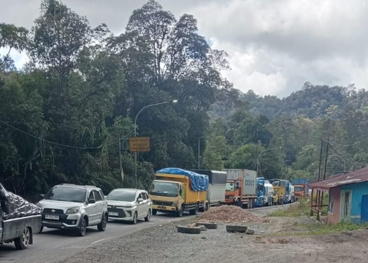Jalan Padang-Solok dan sebaliknya macet parah pada Kamis (4/12).