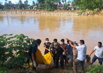 Mayat Pria Tanpa Identitas Ditemukan Mengapung di Sungai di Padang Pariaman