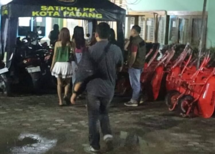 Wanita yang terjaring razia di tempat hiburan malam Padang dibawa ke Mako Satpol PP, Senin (8/12/2025) dini hari.