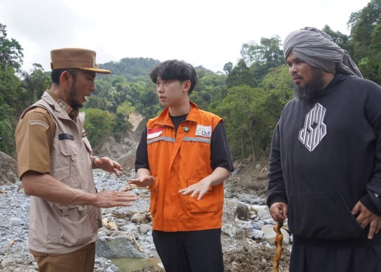 Konten kreator Willi Salim bersama Ustaz Derry Sulaiman berkunjung ke Kota Padang Panjang untuk melihat langsung kondisi wilayah yang terdampak bencana. Kedatangan mereka pada Selasa (2/12/2025) didampingi Wakil Wali Kota Padang Panjang, Allex Saputra.