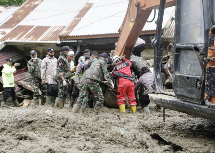 Petugas gabungan mengevakuasi korban banjir bandang di Jalan Bukitinggi-Padang kawasan jembatan kembar Padang Panjang. IST