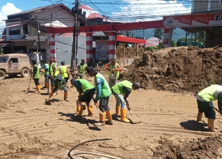 etugas Dinas Pekerjaan Umum dan Penataan Ruang (PUPR) Kota Padang sedang membersihkan sedimen dan sampah pascabanjir besar