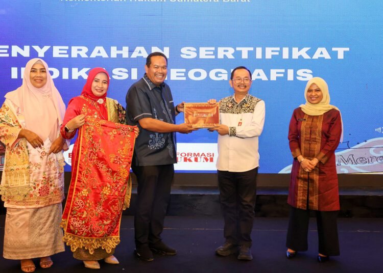 Wali Kota Pariaman mendampingi Ketua DEKRANASDA Kota Pariaman, Yosneli Balad menerima sertifikat Indikasi Geografis (IG) Sulaman Kapalo Peniti dari Kepala Kantor Wilayah Kementerian Hukum dan HAM Sumatera Barat, Alpius Sarumaha, Jumat (5/12/2025).