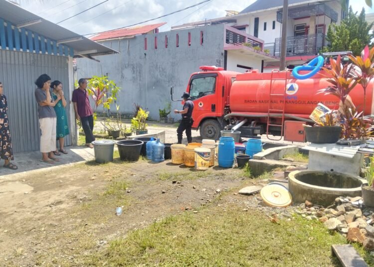 BPBD Padang menyalurkan air bersih kepada warga terdampak banjir.