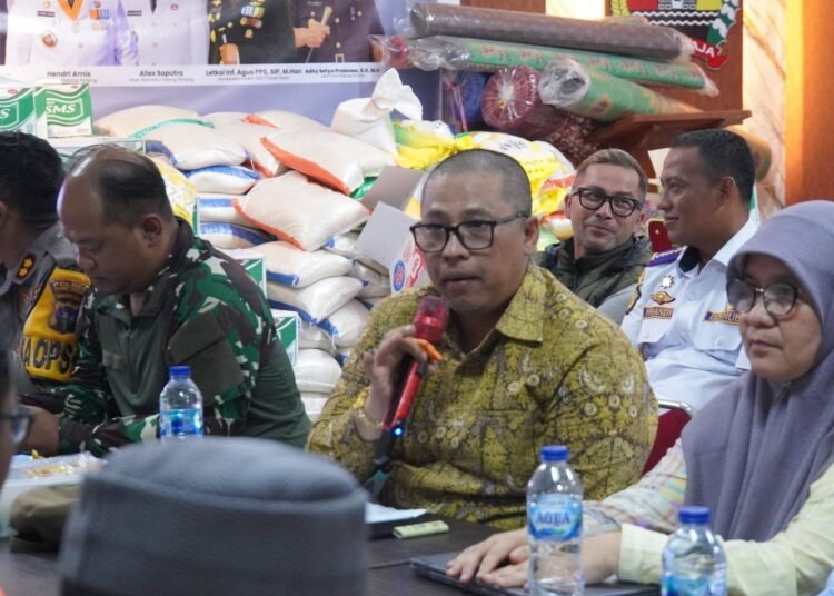 Wali Kota Padang Panjang Hendri Arnis memimpin rapat evaluasi penanganan bencana, mulai dari pencarian korban hingga relokasi warga dan pemenuhan kebutuhan dasar, Jumat (5/12/2025) malam.