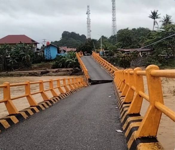 Salah satu jembatan di Nanggalo Kota Padang rusak akibat banjir bandang.