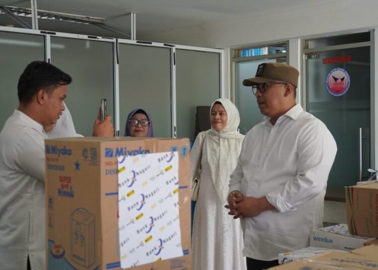 Wali Kota Padang Panjang Hendri Arnis menerima bantuan Bank Nagari untuk korban galodo, Jumat (5/12/2025).