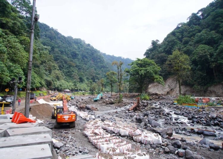 Perbaikan Jalan Lembah Anai beberapa waktu lalu. Foto: Ist