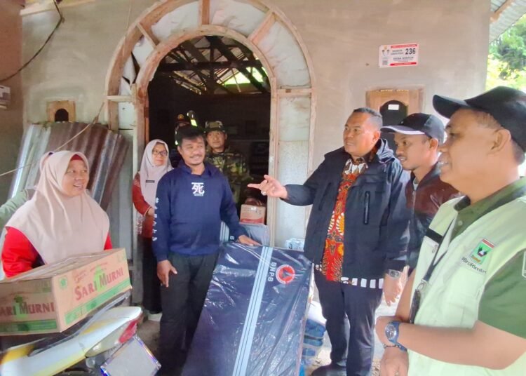 Wali Kota Pariaman, Yota Balad, bersama Wakil Wali Kota Mulyadi, menyalurkan bantuan logistik kepada warga yang terdampak di Kecamatan Pariaman Utara pada Kamis (11/12/2025).