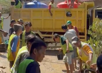 TRC Dinas PUPR Padang Buang Lumpur secara Manual