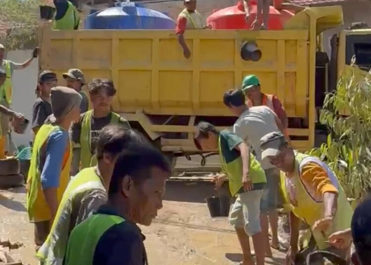 TRC PUPR Kota Padang mengangkut lumpur cair dengan ember di Tabiang Banda Gadang, Kecamatan Nanggalo, pada Kamis (18/12/2025). Foto: Diskominfo Padang