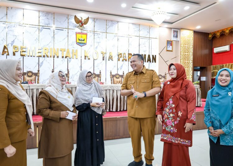 Wali Kota Pariaman, Yota Balad, menyerahkan penggantian transportasi dasawisma untuk Kecamatan Pariaman Timur, Senin (15/12/2025).