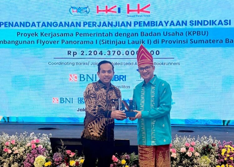Direktur Bank Nagari Gusti Candra, usai penandatangan Perjanjian Pembiayaan Kredit Sindikasi Pembangunan Flyover Sitinjau Lauik di Mangkuluhur ARTOTEL Suites Jakarta, Kamis (11/12/2025).