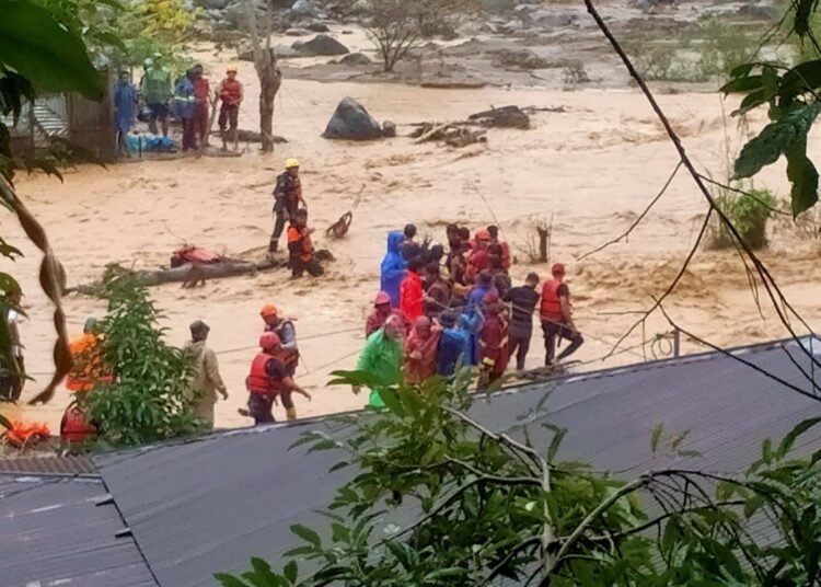 Petugas gabungan mengevakuasi warga Batu Busuk, Kelurahan Lambung Bukit, Kecamatan Pauh, Padang, pada Minggu (14/12/2025) sore. Foto: Diskominfo Padang