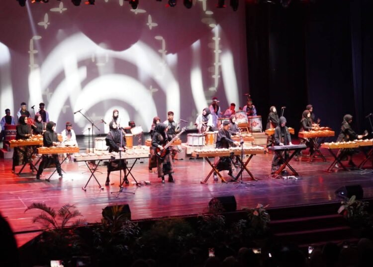 Siswa-siswi SLTP Kota Padang Panjang menampilkan hasil belajar seni mereka sendiri di Gedung Hoerijah Adam, Institut Seni Indonesia Padang Panjang, Sabtu (20/12/2025).