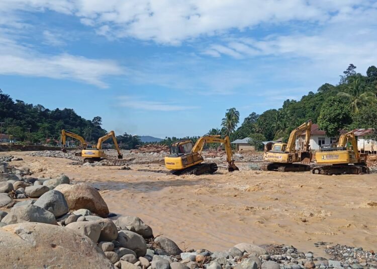 Alat berat sedang bekerja di kawasan Batu Busuk Kecamatan Pauh Padang. IST