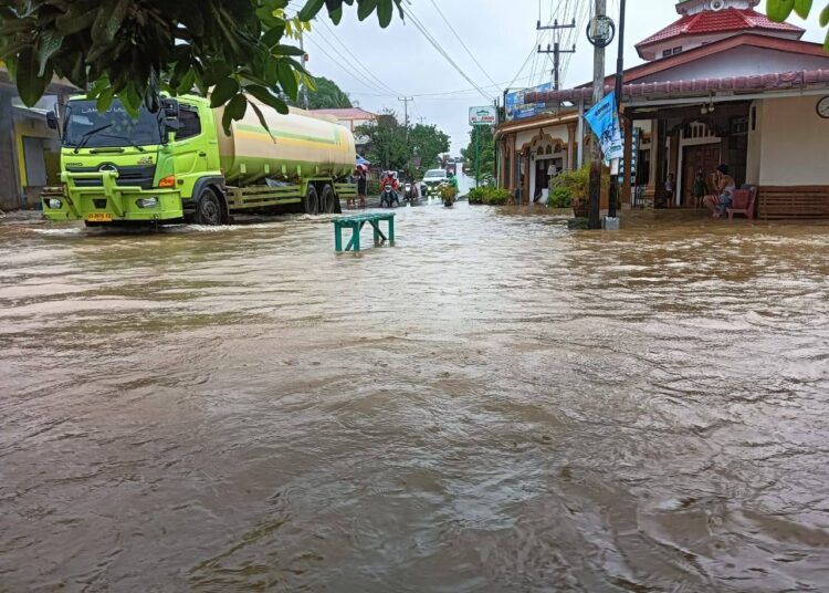 Banjir merendam Simpang Tamunarang, Kecamatan Sungai Aur, Kabupaten Pasaman Barat, Selasa (30/12/2025), akibat hujan deras.