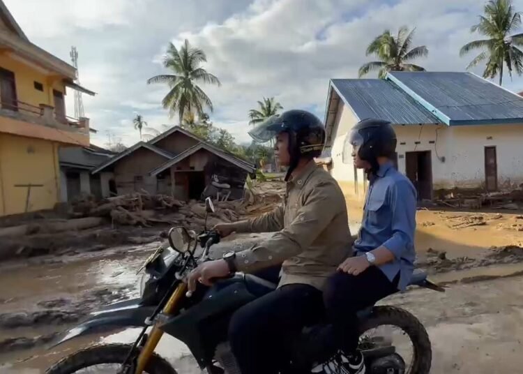 Wakil Presiden RI, Gibran Rakabuming Raka, mengunjungi wilayah terdampak banjir bandang di Nagari Salareh Air, Jorong Sungai Pasak, Kecamatan Palembayan, Kabupaten Agam, Kamis (4/12). Foto: Kompas
