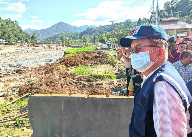 Ketua Umum Palang Merah Indonesia (PMI) Jusuf Kalla meninjau lokasi terdampak banjir di Kecamatan Pauh, Kota Padang, Sabtu (20/12/2025). (Foto: Dok. PMI)