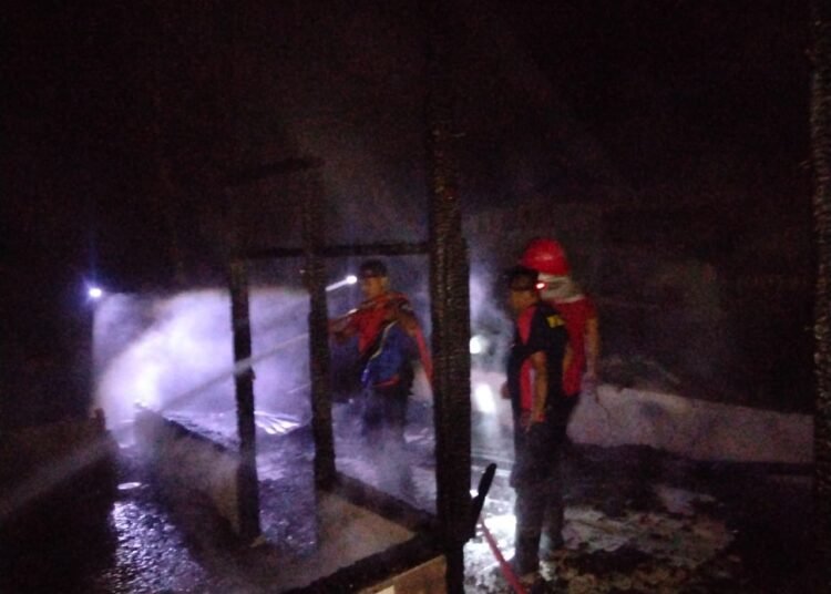 Tiga unit rumah kayu di Kenagarian Simpang Gunung Tapan, Kecamatan Ranah Ampek Hulu Tapan, Kabupaten Pesisir Selatan, terbakar pada Minggu (14/12/2025) dini hari.