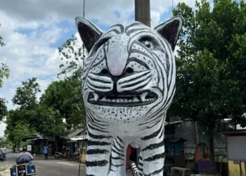 Viral, Patung Macan Putih Dibilang Mirip Badak hingga Kuda Nil, Kades Tegaskan Dibangun Pakai Dana Pribadi