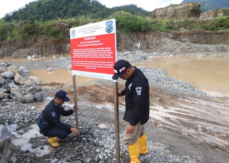 Petugas KLH memasang plang peringatan di sungai Batang Kuranji di Kelurahan Gunung Sariak, Kecamatan Kuranji, Padang, beberapa waktu yang lalu. Foto: Kementerian Lingkungan Hidup