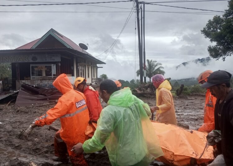 Evekuasi korban terdampak banjir bandang di Malalak. Foto: Basarnas Padang