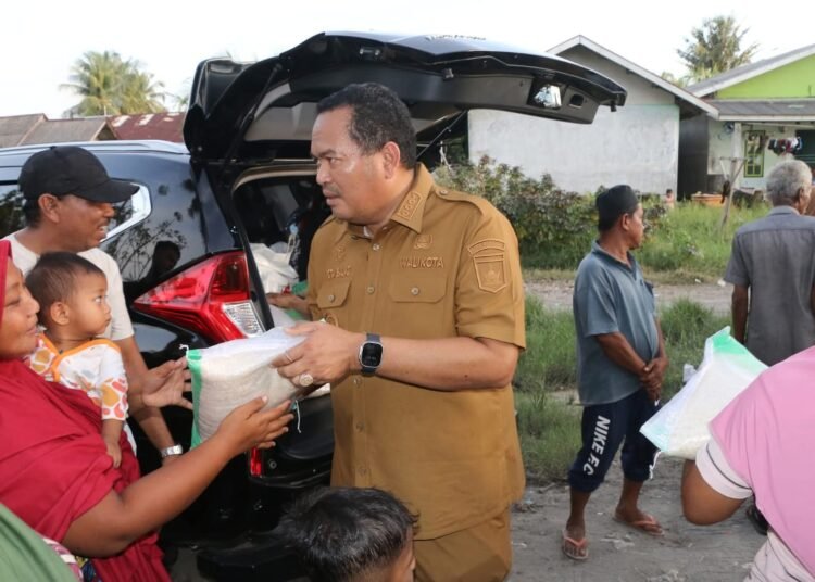 Wali Kota Pariaman, Yota Balad, menyalurkan bantuan logistik bagi warga terdampak banjir di Kecamatan Pariaman Utara dan Pariaman Selatan, Selasa (2/12).