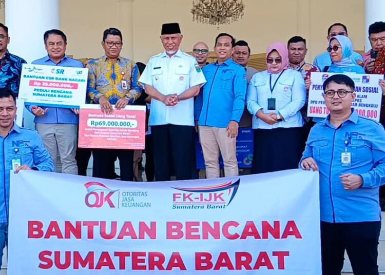 Forum Komunikasi Inklusi Jasa Keuangan (FK-IJK) Sumatera Barat menyerahkan bantuan senilai Rp244 juta kepada Pemerintah Provinsi Sumatera Barat untuk membantu korban banjir bandang dan longsor di daerah tersebut. 