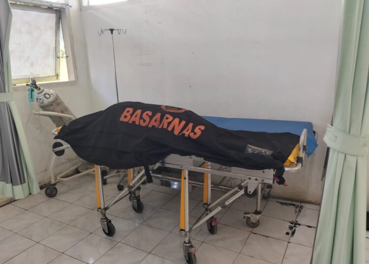 Mayat yang ditemukan di Kampung Aia Jambak, Nagari Sungai Liku, Kecamatan Ranah Pesisir, Pesisir Selatan, pada Rabu (3/12) dibawa ke puskesmas sebelum dibawa ke RSUD M. Zein. Foto: BPBD Pesisir Selatan