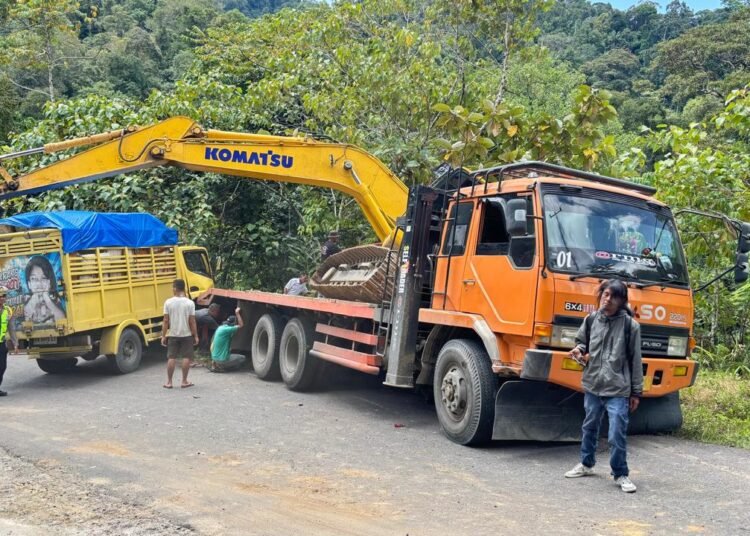 Ekskavator terjatuh dari truk yang mengangkutnya di jalan umum di Kubua Sinun, Jorong Simpang Tigo, Nagari Simpang Utara, Kecamatan Simpang Alahan Mati, Pasaman, pada Rabu (3/12) sekitar pukul 11.30 WIB. Foto: Polres Pasaman