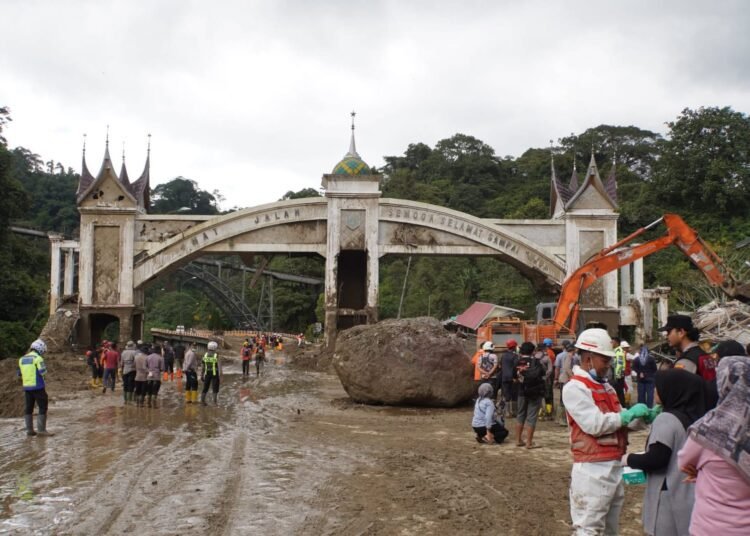 Kondisi pascagalodo di Jalan Padang–Bukittinggi, tepatnya kawasan Jembatan Kembar Padang Panjang. Foto: Ist