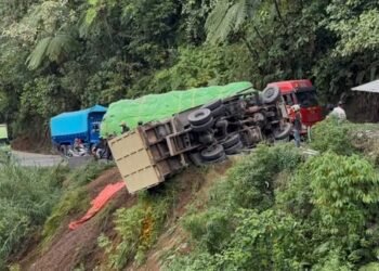Truk Terguling di Sitinjau Lauik, Jalan Padang–Solok Macet Parah