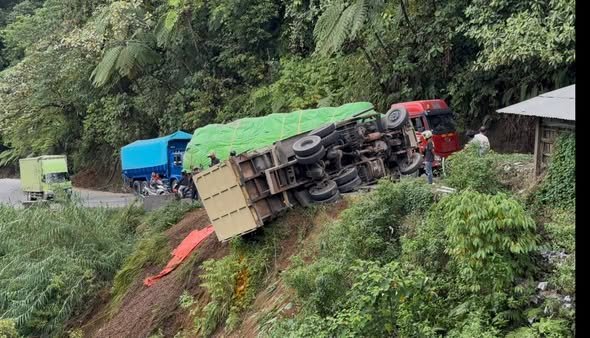 Truk pembawa buah kelapa sawit terguling di kawasan Sitinjau Lauik pada Rabu (3/12). Hal itu memicu kemacetan parah di Jalan Padang–Solok dan sebaliknya macet parah pada Kamis (4/12). Foto: media sosial
