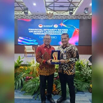 Direktur Kepatuhan Bank Nagari, Sukardi, menerima penghargaan dari Pusat Pelaporan dan Analisis Transaksi Keuangan (PPATK) RI pada Kamis (27/11). Foto: Bank Nagari