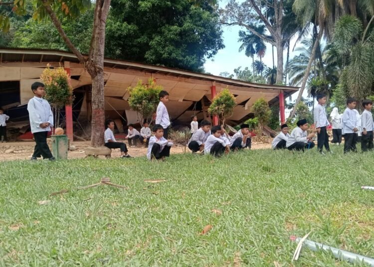 Puluhan siswa SD Negeri 05 Batang Anai, Padang Pariaman, mengikuti trauma healing dari beberapa personel Polres Padang Pariaman pascabanjir bandang yang melanda daerah tersebut.