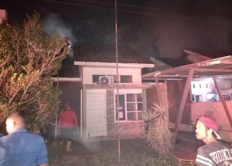 Dua rumah di Perumahan Green Kartika Residence, Kelurahan Balai Gadang, Kecamatan Koto Tangah, Kota Padang, terbakar pada Jumat (5/12/2025) sore. Foto: Damkar Padang