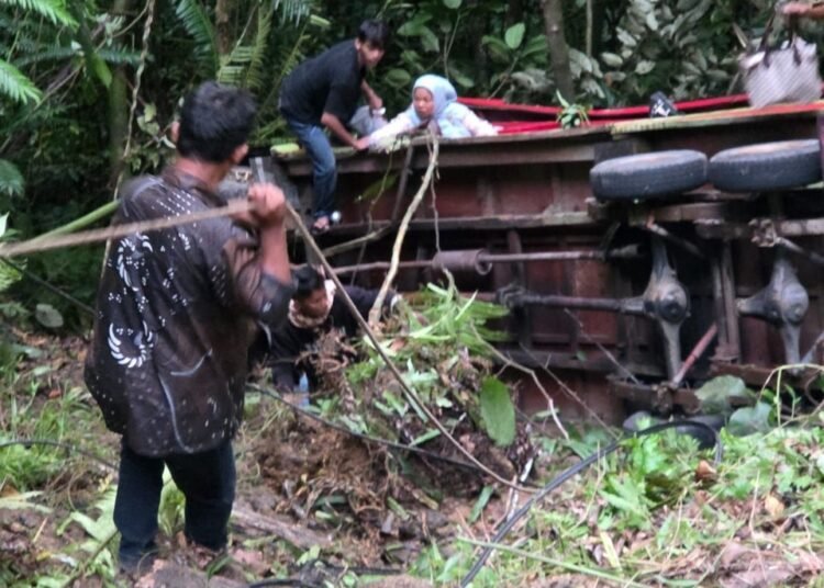Sebuah odong-odong masuk jurang di perbatasan Pesisir Selatan dengan Sungai Penuh, Jambi, tak jauh dari Nagari Sungai Gambir Sako Tapan, Kecamatan Ranah Ampek Hulu Tapan, pada Sabtu (6/12) menjelang magrib.