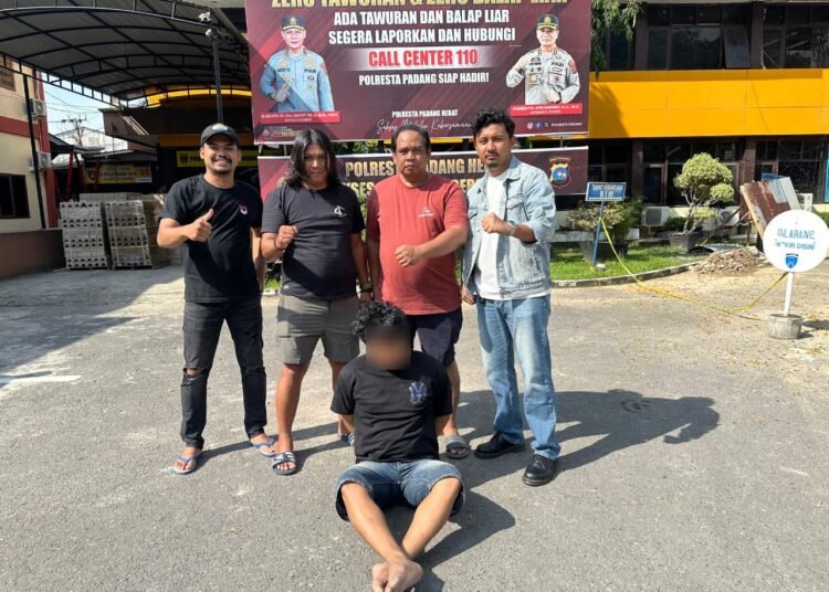 Tim Klewang I Polresta Padang menangkap seorang pria yang mencuri tas beriisi uang Rp70 juta pada Sabtu (6/12). Foto: Polresta Padang