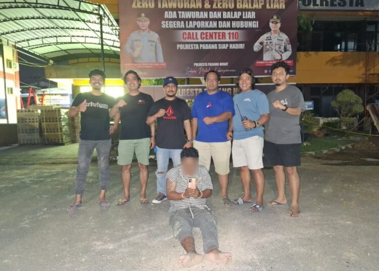 Polisi menangkap laki-laki berinisial AM (44) pada Sabtu (6/12/2025) dini hari sekitar pukul 3.00 WIB karena diduga mencuri ponsel di sebuah warung di Kelurahan Pisang, Kecamatan Pauh, Kota Padang. Foto: Polresta Padang