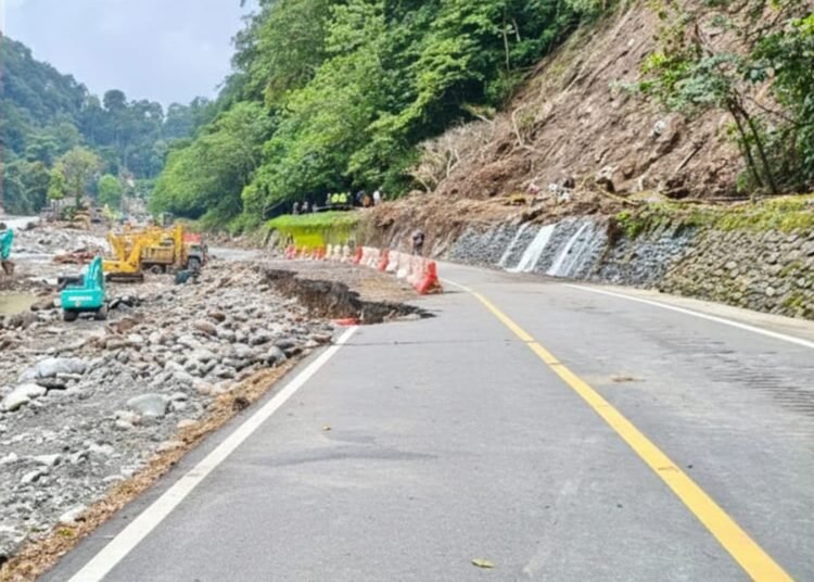 Jalur utama penghubung Padang–Bukittinggi via Lembah Anai. Foto: Polres Padang Panjang