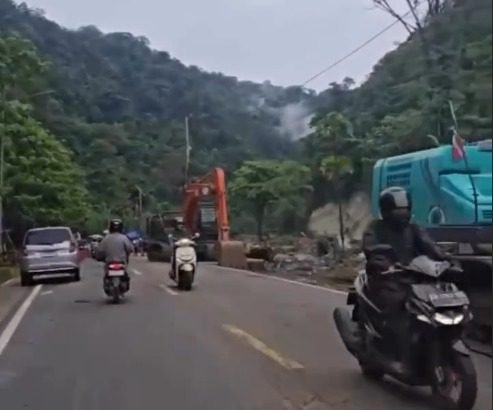 Polisi mulai melakukan uji coba pembukaan jalan Padang-Bukittinggi via Lembah Anai untuk kendaraan sepeda motor pada Senin (8/12/2025) pagi. Foto: Ist