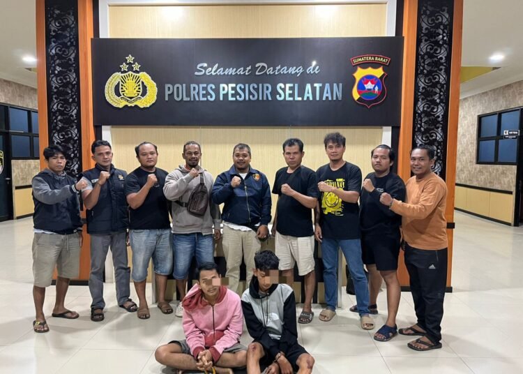 Polisi menangkap dua terduga pengedar sabu-sabu di dua Kecamatan di Pesisir Selatan pada Kamis (11/12) siang. Foto: Polres Pesisir Selatan