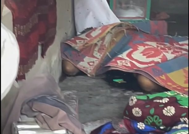 Seorang pria berusia 70 tahun, Anto, ditemukan meninggal dunia dalam kondisi membusuk di rumahnya di Taratak Paneh, Nagari Palangai, Kecamatan Ranah Pesisir, Kabupaten Pesisir Selatan, Jumat (12/12/2025) sekitar pukul 10.00 WIB. Foto: Ist