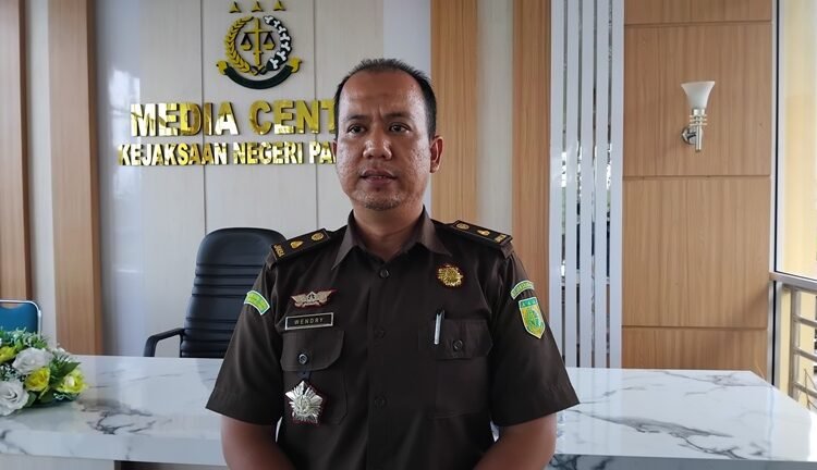 Kepala Seksi Pidana Umum Kejari Pariaman, Wendry Finisa, memberikan keterangan kepada wartawan pada Jumat (12/12). Foto: Rendi Hakimi Sadri