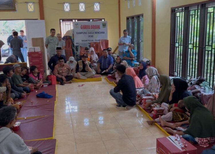 Bupati Pesisir Selatan, Hendrajoni, meninjau pengungsi di aula UDKP Kantor Camat Bayang Utara pada Jumat (12/12). Foto: Pemkab Pesisir Selatan