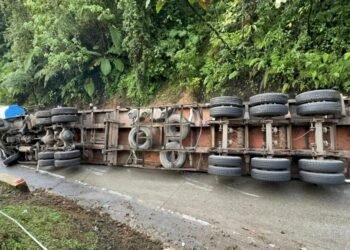 Truk Terbalik di Sitinjau Lauik Perparah Kemacetan Jalan Padang-Solok