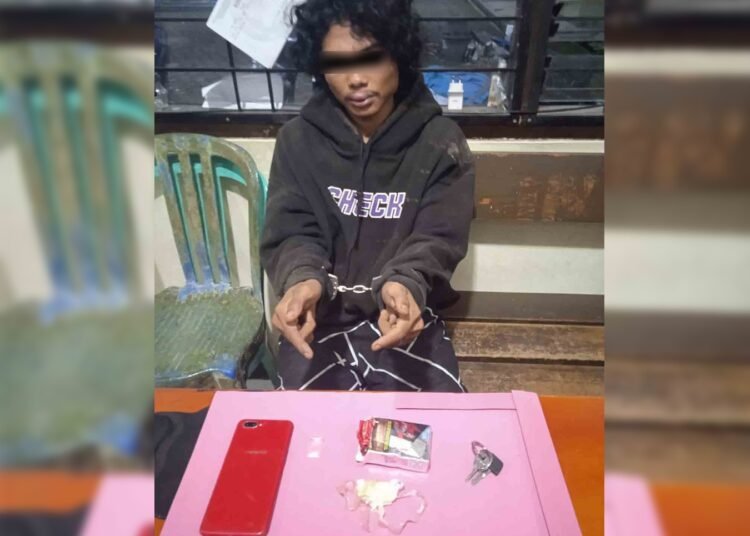 Polisi menangkap pemuda berinisial HO (21) karena memiliki sabu-sabu. Polisi menangkapnya saat ia melintas di sekitaran Jalan Tan Malaka, Jorong Koto Baru Simalanggang, Nagari Koto Tangah Simalanggang, Kecamatan Payakumbuh, Limapuluh Kota, pada Jumat (12/12) sore. Foto: Polres Payakumbuh