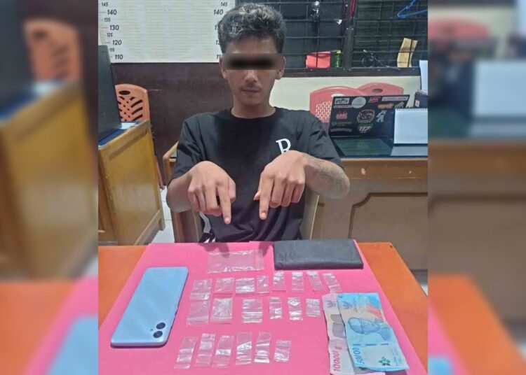 Polisi menangkap seorang terduga pengedar sabu-sabu di sebuah rumah di Kelurahan Talang, Kecamatan Payakumbuh Barat, Payakumbuh, pada Jumat (12/12). Foto: Polres Payakumbuh